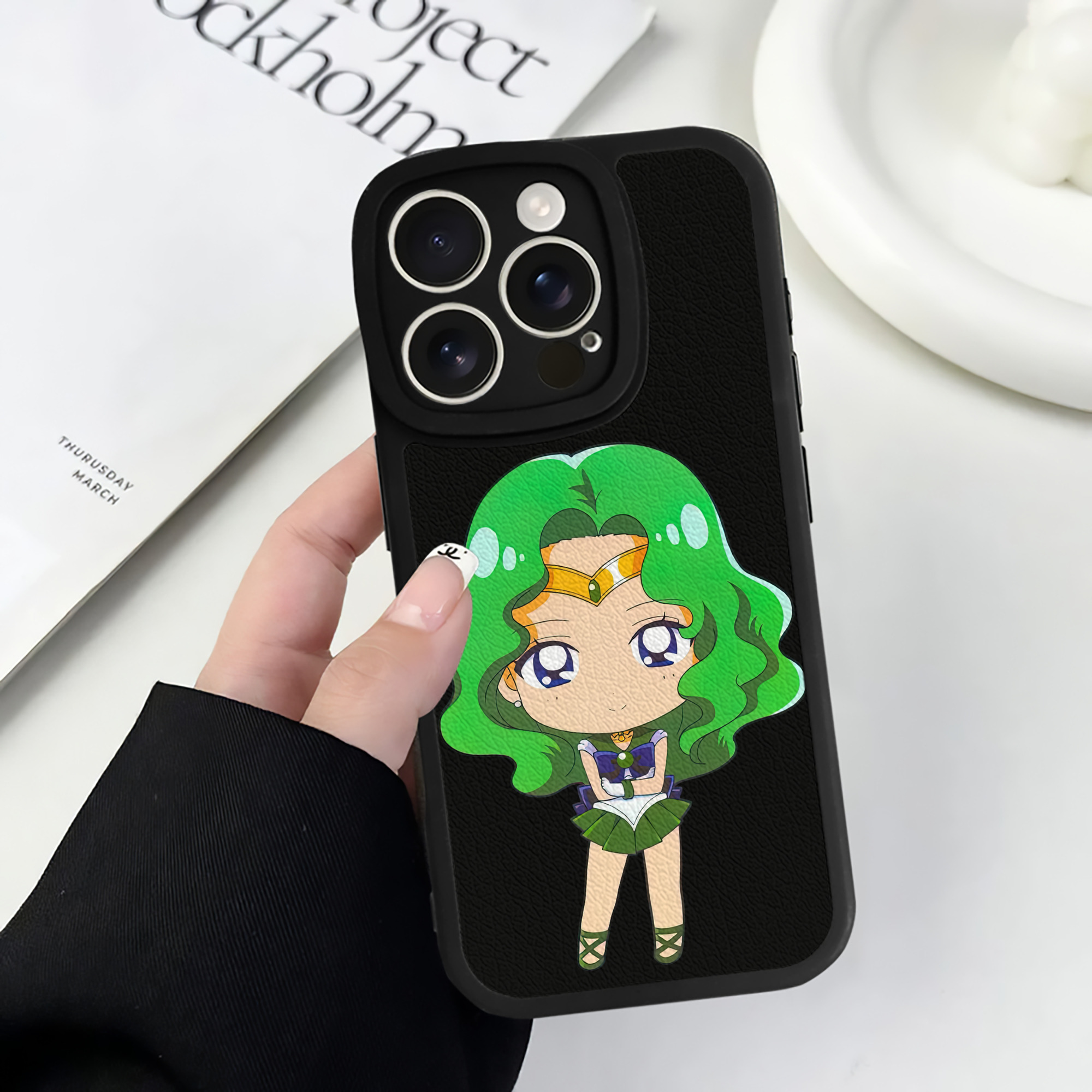 （画像用） 美少女戦士セーラームーン 海王 みちる（かいおう みちる） Sailor Moon Kaiou Michiru 【iPhone 16シリーズ対応】シリコンスマホケース（レザー調） 材質：シリコン